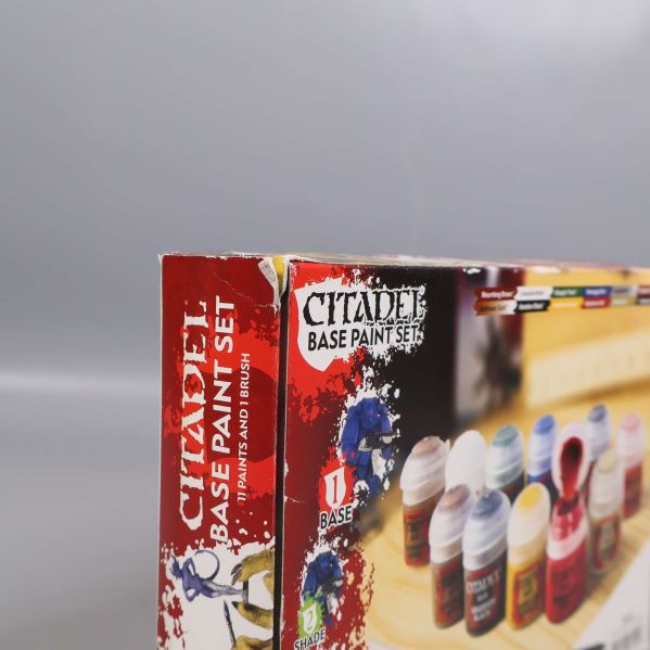 Närbild på lådans sida med Citadel base paint set logotyp