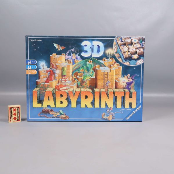 Labyrinth 3D-brädspelet visat jämte en tändsticksask