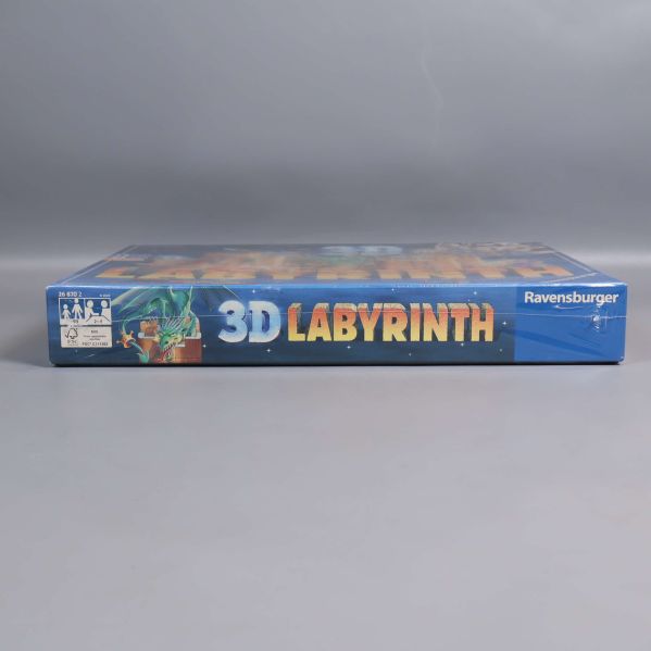 Sida av spelasken Labyrinth 3D med Ravenburger-logga