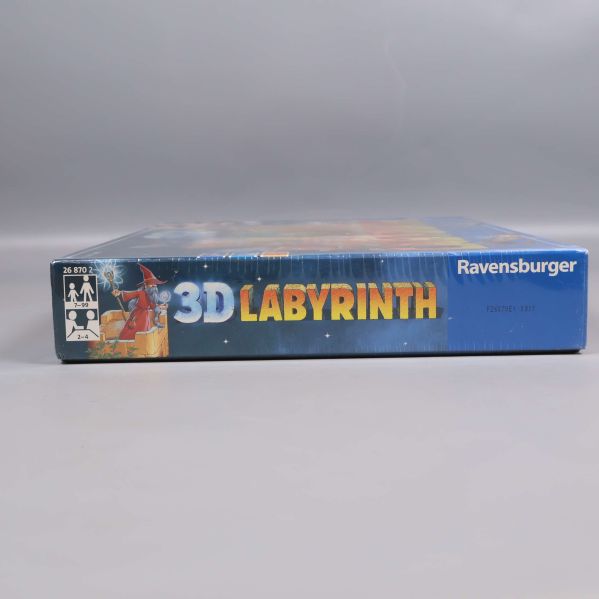 Närbild på kanten av Labyrinth 3D-spelasken med Ravenburger-märke