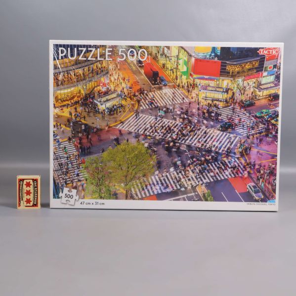 Pusselask med Shibuya Crossing-motiv bredvid tändsticksask