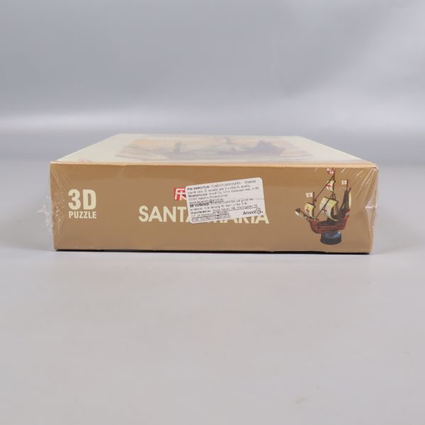 Pussellådans kortsida med 3D puzzle och Santa Maria-text