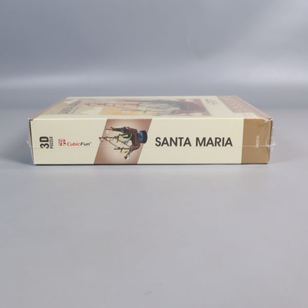 Långsida på Santa Maria 3D-pussel med logotyp och namn