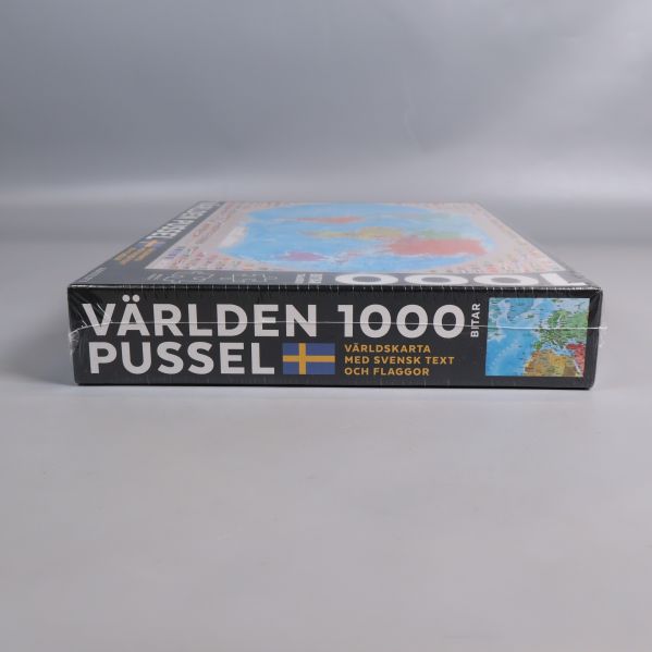 Sidovy av pusselask med text världskarta och 1000 bitar