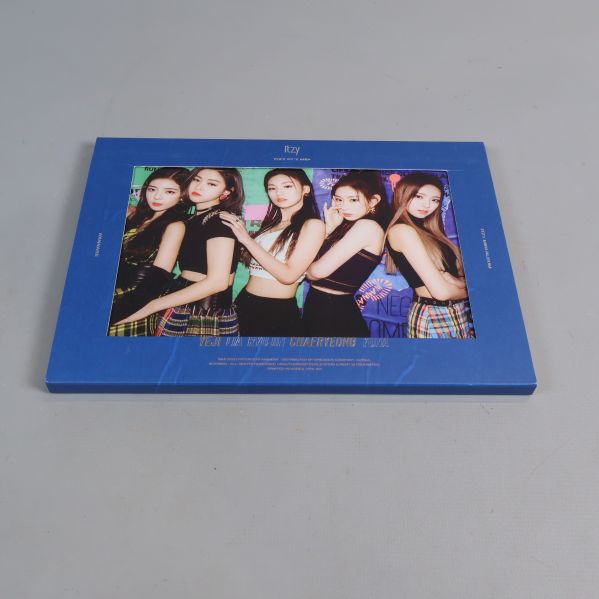 Framsida på blått ITZY-album med medlemmarna på omslaget