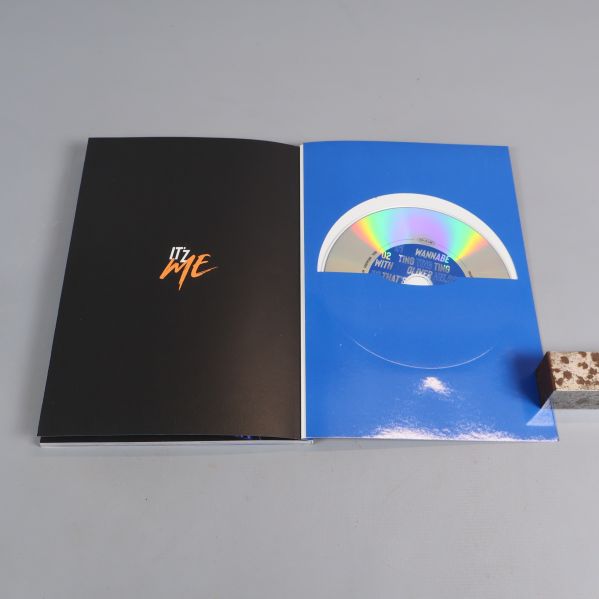 Album med öppen sida och kompakt disc infälld i fodral