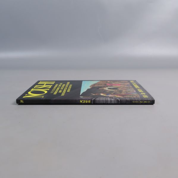 Not Shy-album fotograferat från sidan mot ljus bakgrund