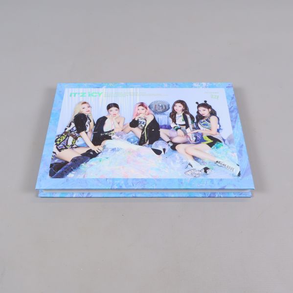 Framsidan av ITZY:s k-pop-album med gruppbild