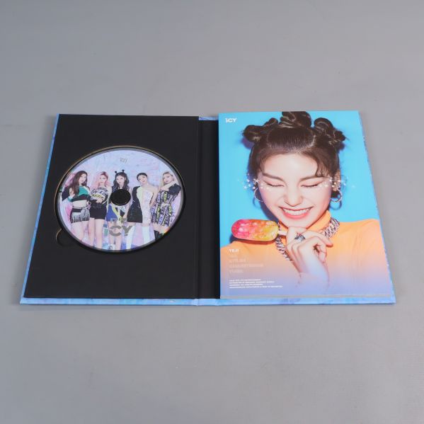 Öppet k-pop-album med CD och foto på medlem