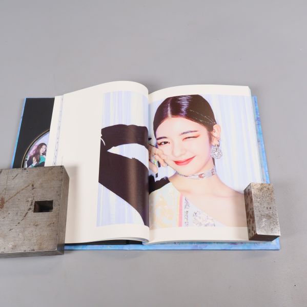Uppslaget i k-pop-albumet visar fotobok