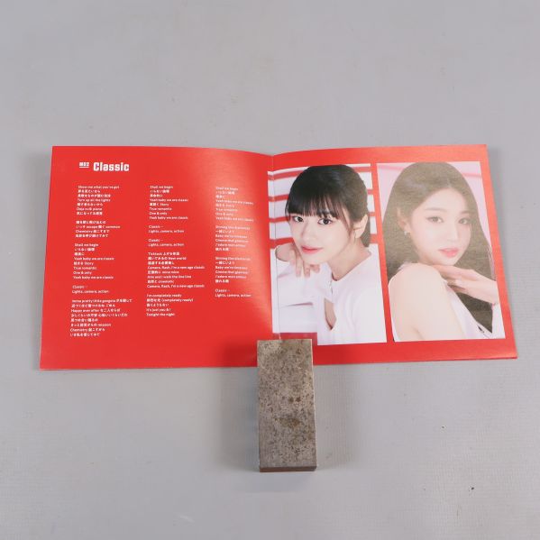 Uppslagen booklet från K-pop albumet med texter och porträtt