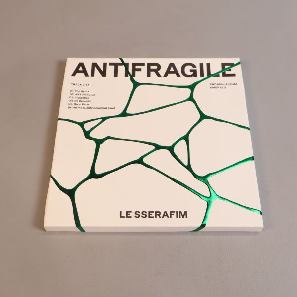 Framsida av Antifragile albumet från LE SSERAFIM