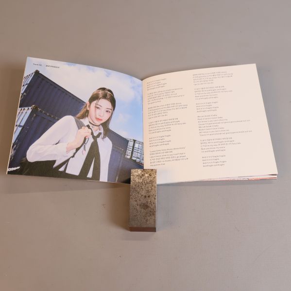Fotobok öppnas, visar sångtext och bild