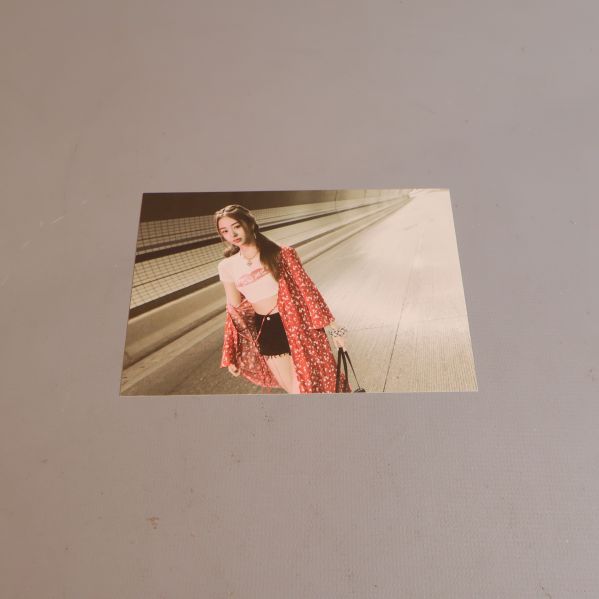 Fotokort med bild från LE SSERAFIM medlem