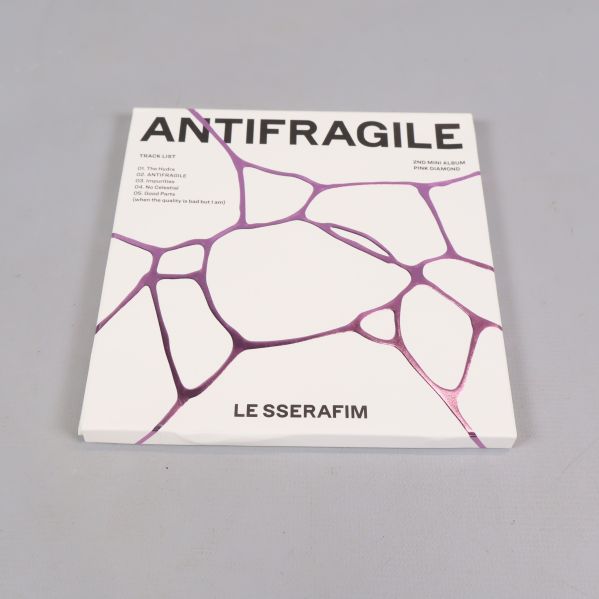 Framsida på Antifragile-album med vit och lila design