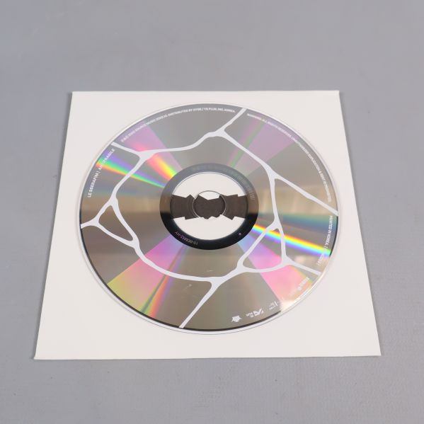 CD från Antifragile-album med grafiskt mönster