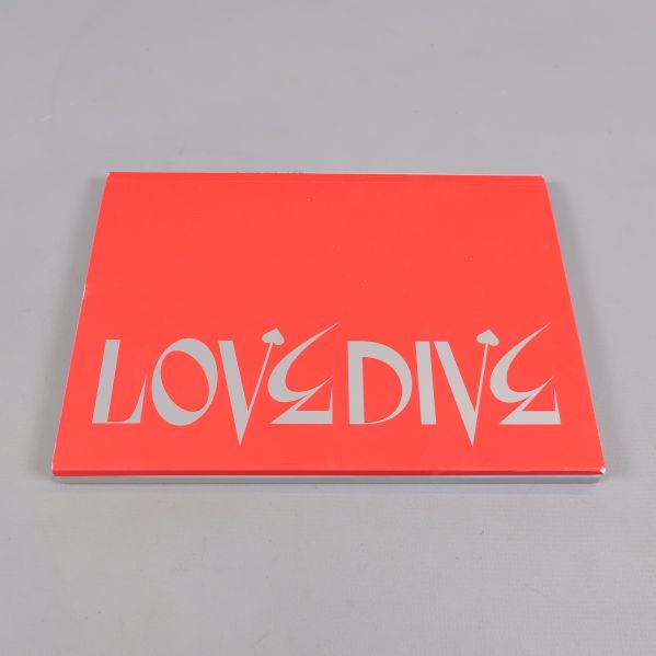 Framsidan av rött K-pop album med texten LOVE DIVE