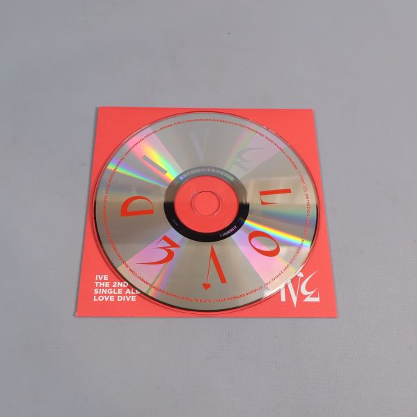 CD-skiva med röd etikett ligger på albumfodral