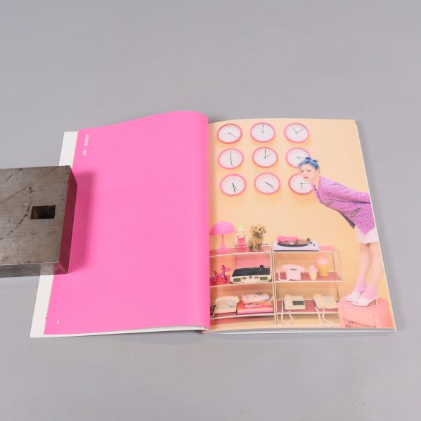Uppslag ur fotoboken i albumet med livlig fotografering