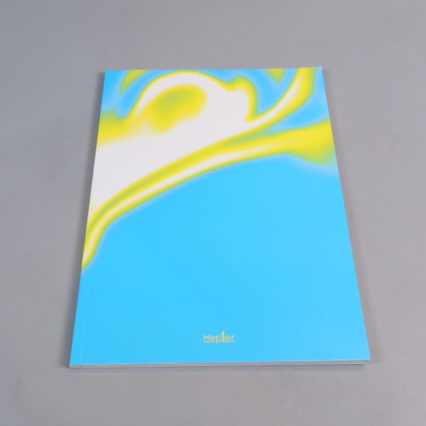 Fotobok med blått, gult och vitt abstrakt omslag