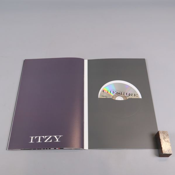 CD-skiva infälld i album med ITZY-logotyp