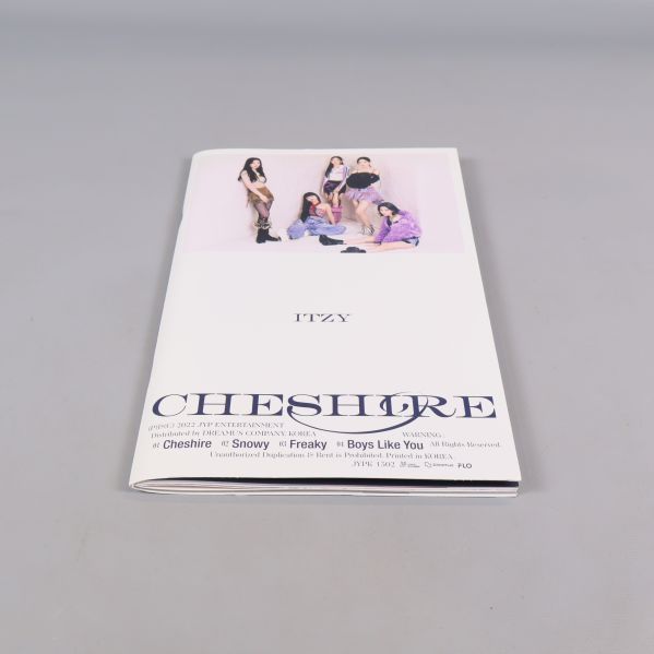 Framsidan av ITZY:s Cheshire album med bandfoto