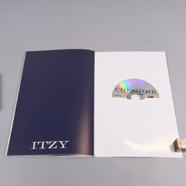 Insidan med CD och ITZY-logotyp