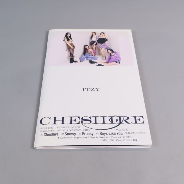Albumets framsida med ITZY och texten Cheshire