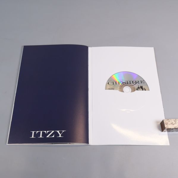 Minibok inuti albumet visar CD-skiva och ITZY-tryck