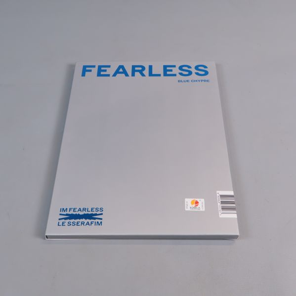 Framsida av Fearless LE SSERAFIM-album med blå text