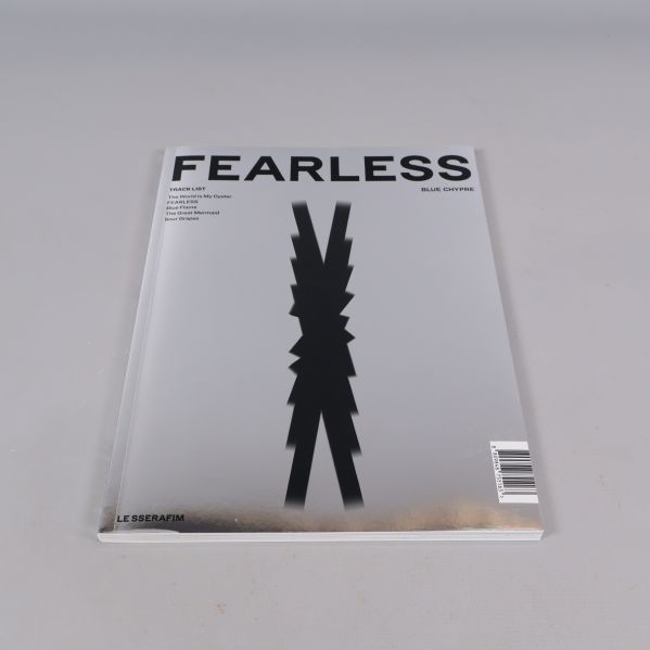 Speglande framsida av Fearless LE SSERAFIM album med svart grafisk design