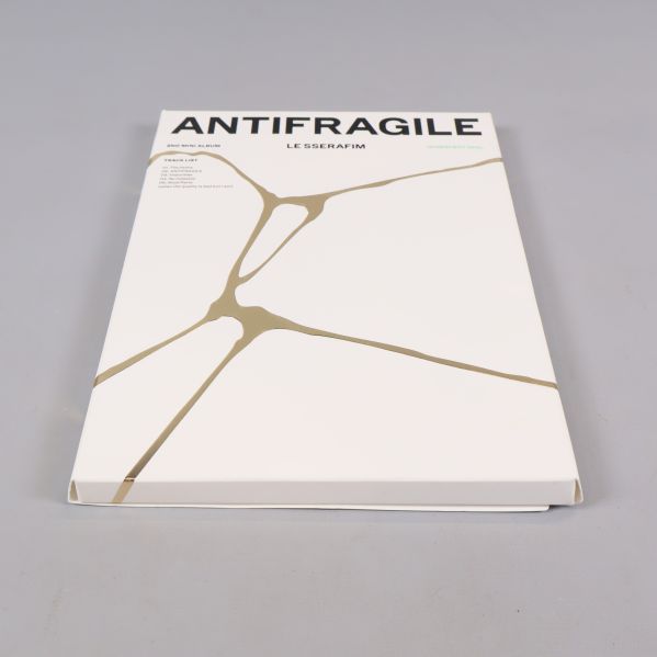Omslag till albumet Antifragile med gulddetaljer