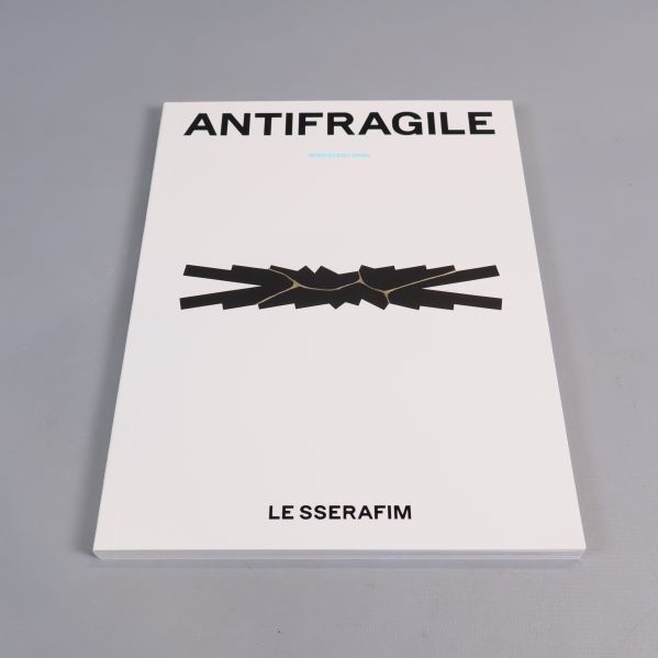 Framsida av Antifragile-albumet med svart grafik