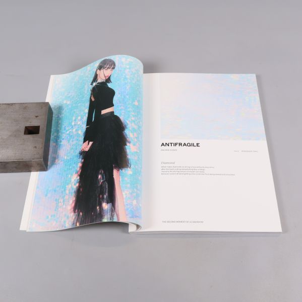 Uppslagen sida i albumets booklet med fotomodell