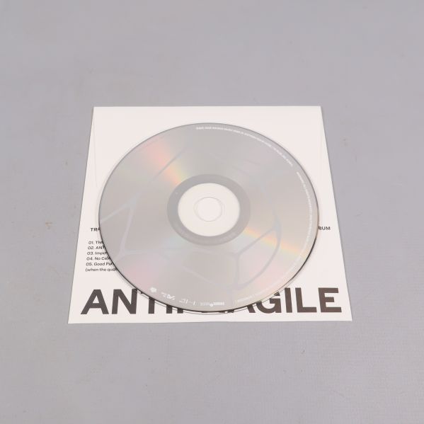 CD tillhörande Antifragile på vit bakgrund