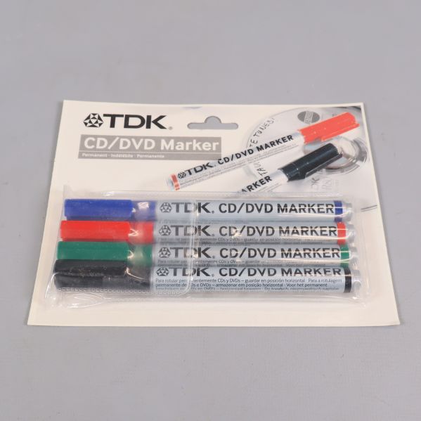 Förpackning med TDK CD/DVD-markerpennor i fyra färger