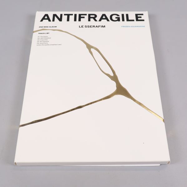 Framsidan på k-pop-albumet Antifragile LE SSERAFIM