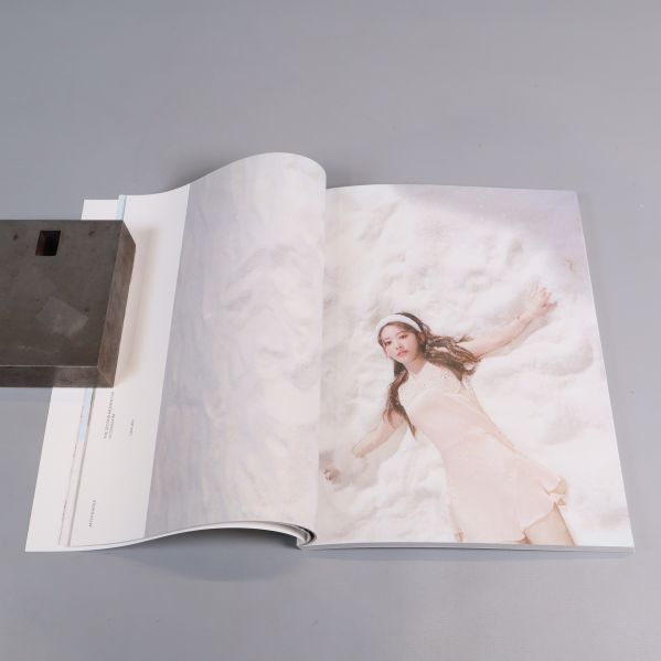 Uppslagen fotobok med idolbild inuti albumet