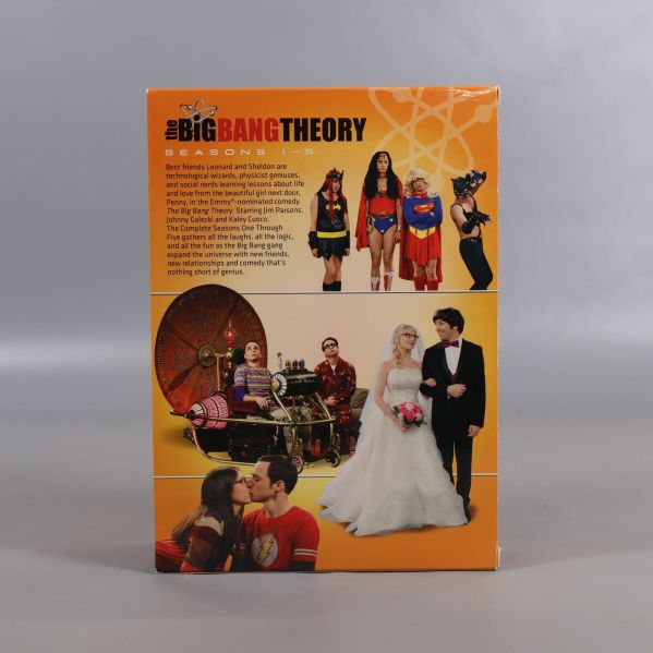 Baksidan av The Big Bang Theory DVD box med scener och beskrivningar
