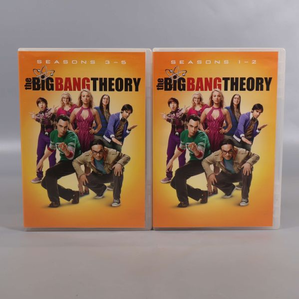 Framsida av två DVD-fodral: The Big Bang Theory säsong 1-2 och 3-5