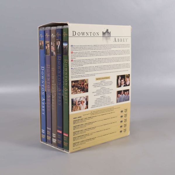 Baksidan av Downton Abbey boxen med DVD-fodral