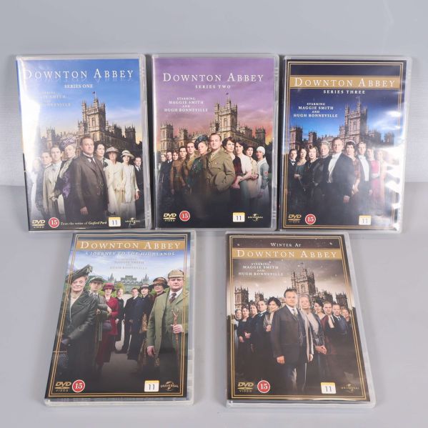 Fem DVD-fodral av Downton Abbey serien