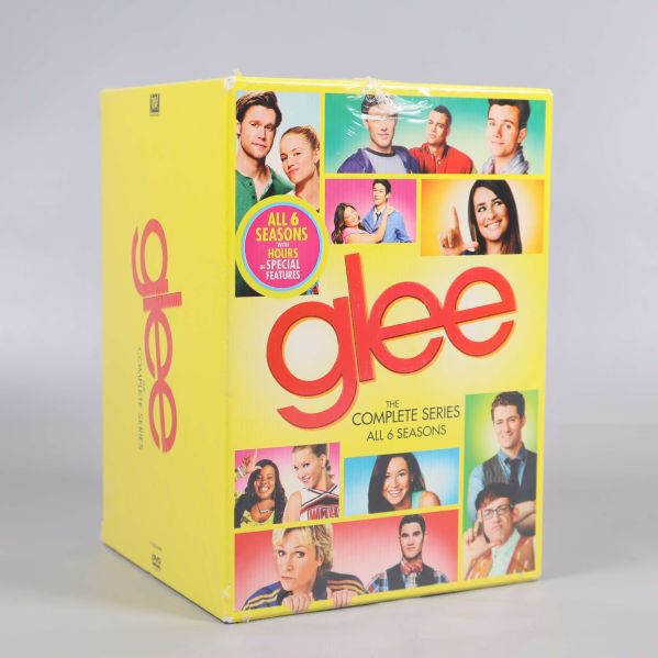 Färgglad box med Glee The Complete Series och karaktärer