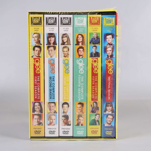 Sidan av Glee DVD-box med sex säsonger synliga