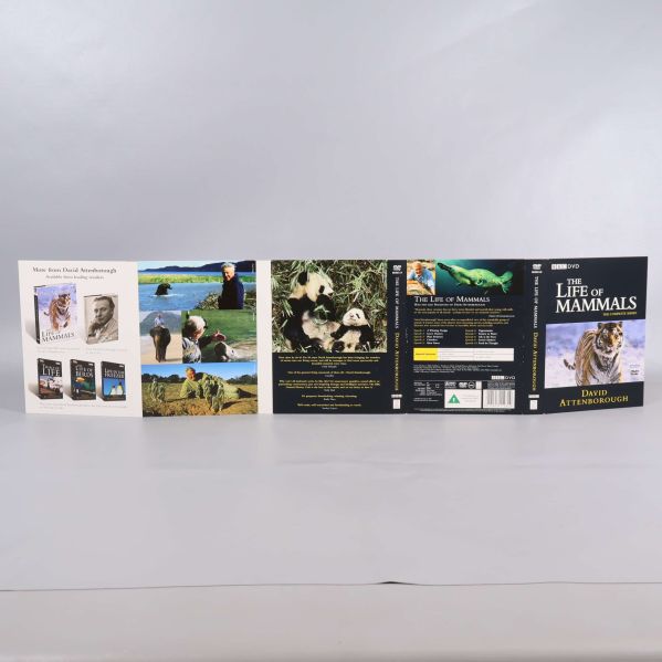 Insidan av DVD-omslaget med bilder och information