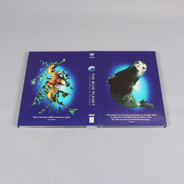 Uppslagen DVD-förpackning med motiv av havsdjur