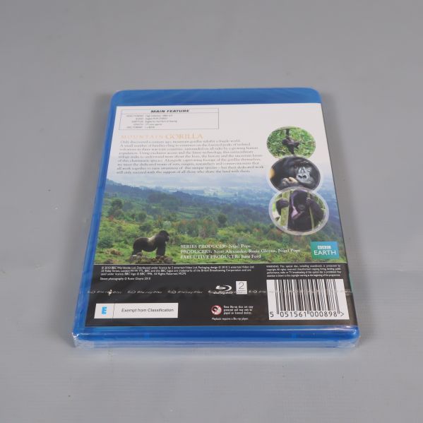 Baksidan på Blu-rayfodral med skogsmiljö och mindre bilder