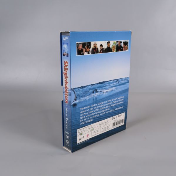 Baksidan av DVD-boxen med serieinformation och bilder