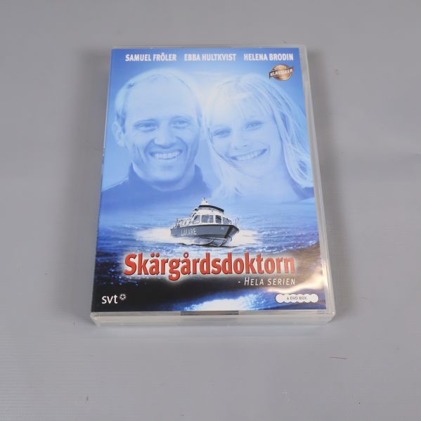 Framsidan på DVD-boxen med karaktärer och båtmotiv