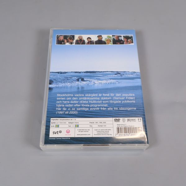 Baksidan på DVD-fodralet med blå havsmotiv och text